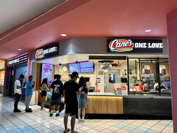 괌에서 인기 있는 패스트푸드, 레이징 케인스